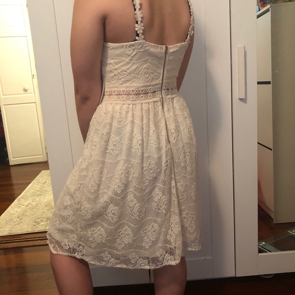 Altair’s State  all over lace dress Sleeves - Picture 4 of 4